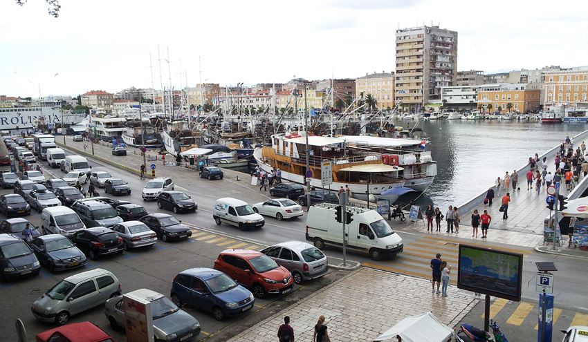 Parkplatzhölle Zadar Hafen
